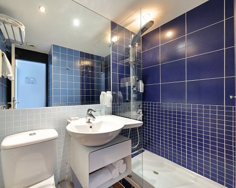 Chorvátsko, Biograd na Moru, hotel Ilirija  - SUPERIOR izba - kúpeľňa