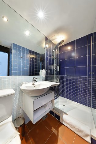 Chorvátsko, Biograd na Moru, hotel Ilirija  - PREMIUM CLUB izba - kúpeľňa