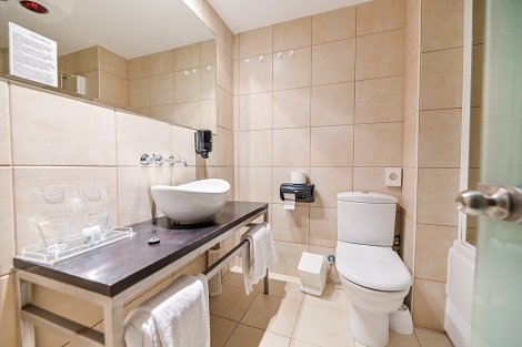 Chorvátsko, ostrov Rab, Hotel International - kúpeľňa na izbe