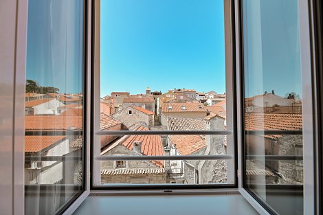 Chorvátsko, ostrov Rab, Hotel International - izba - výhľad z okna
