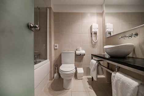 Chorvátsko, ostrov Rab, Hotel International - izba 2+2 - kúpeľná