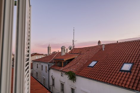 Chorvátsko, ostrov Rab, Hotel International - izba 2+2 - výhľad z izby