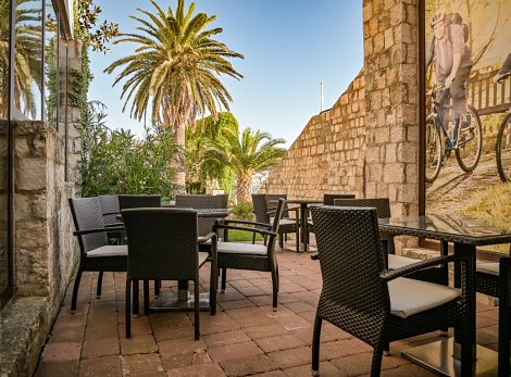 Chorvátsko, ostrov Rab, Hotel International - terasa