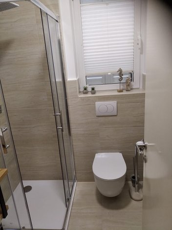 Chorvátsko, Vodice, apartmán Adelle -  apt. na prízemí - kúpeľňa