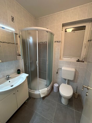 Chorvátsko, Vodice, apartmán Adelle -  apt. na 1. poschodí - kúpeľňa