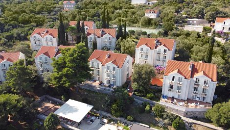 Chorvátsko, ostrov Koločep - hotel TUI BLUE Kalamota Island - budovy, kde sú izby