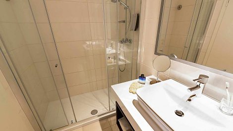Chorvátsko, ostrov Koločep - hotel TUI BLUE Kalamota Island - izba STANDARD morská strana - kúpeľňa