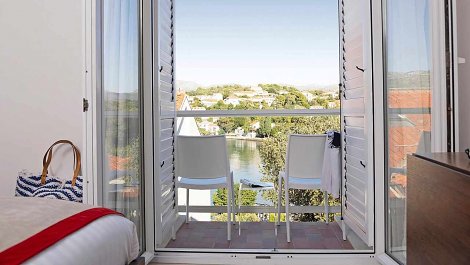 Chorvátsko, ostrov Koločep - hotel TUI BLUE Kalamota Island - izba STANDARD morská strana - balkón