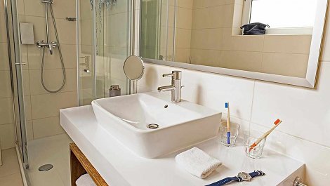 Chorvátsko, ostrov Koločep - hotel TUI BLUE Kalamota Island - izba STANDARD výhľad more - kúpeľňa