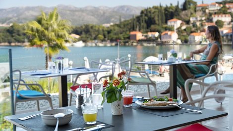 Chorvátsko, ostrov Koločep - hotel TUI BLUE Kalamota Island - reštaurácia - terasa