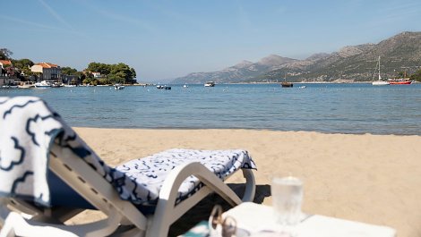 Chorvátsko, ostrov Koločep - hotel TUI BLUE Kalamota Island - pláž s lehátkami