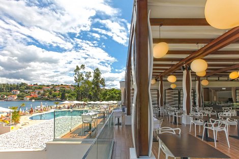 Chorvátsko, ostrov Koločep - hotel TUI BLUE Kalamota Island  - reštaurácia - terasa