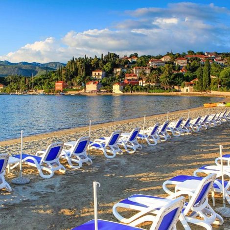 Chorvátsko, ostrov Koločep - hotel TUI BLUE Kalamota Island  - pláž s lehátkami