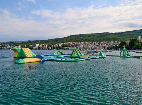 Chorvátsko, poloostrov Istria, Selce - hotel Selce - vodné atrakcie na pláži