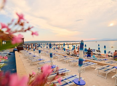 Chorvátsko, poloostrov Istria, Selce - hotel Selce - pláž, ktorá je cca 240 m od hotela