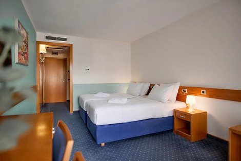 Chorvátsko, poloostrov Istria, Selce - hotel Selce - izba parková strana, s balkónom