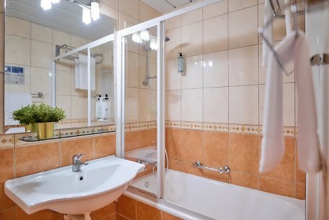 Chorvátsko, poloostrov Istria, Selce - hotel Selce - izba parková strana, s balkónom - kúpeľňa