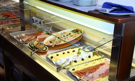 Chorvátsko, Kvarner, Lovran - hotel Park - reštaurácia - bufetové stoly