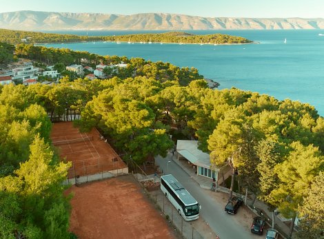 Chorvátsko, ostrov Hvar, Jelsa - hotelový komplex Fontana Resort  - tenisové kurty a recepcia