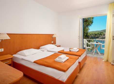 Chorvátsko, ostrov Hvar, Jelsa - hotelový komplex Fontana Resort - 1/2  CLASSIC, s balkónom, resp. s terasou
