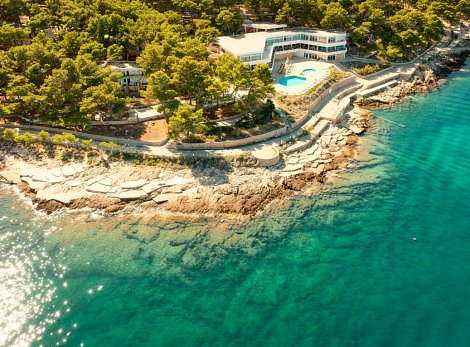 Chorvátsko, ostrov Hvar, Jelsa - hotelový komplex Fontana Resort - reštaurácia a bezén