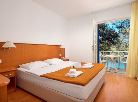 Chorvátsko, ostrov Hvar, Jelsa - hotelový komplex Fontana Resort - 1/2  CLASSIC, s balkónom, resp. s terasou