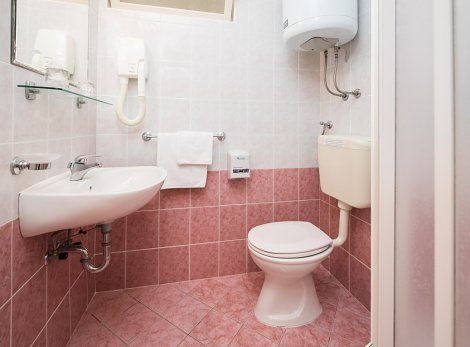Chorvátsko, ostrov Hvar, Jelsa - hotelový komplex Fontana Resort  - izba COMFORT - s terasou - kúpeľňa