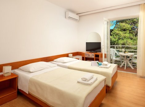 Chorvátsko, ostrov Hvar, Jelsa - hotelový komplex Fontana Resort - 1/2  CLASSIC MAESTRAL, s balkónom, resp. s terasou