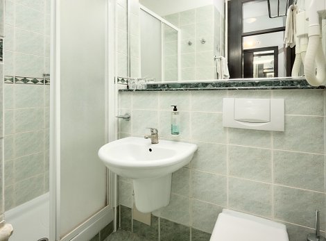 Chorvátsko, ostrov Hvar, Jelsa - hotel Hvar - izba COMFORT, morská strana - kúpeľňa