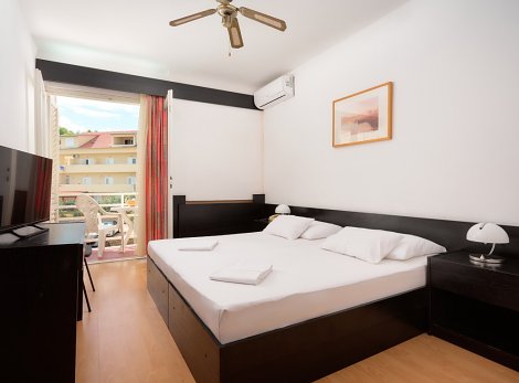 Chorvátsko, ostrov Hvar, Jelsa - hotel Hvar - izba COMFORT, parková strana