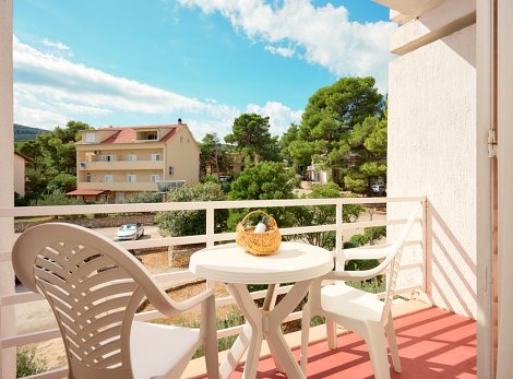Chorvátsko, ostrov Hvar, Jelsa - hotel Hvar - izba COMFORT, parková strana - balkón