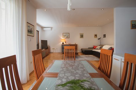 Chorvátsko, Dugi Rat - apartmán Mimica - kuchyňa prepojená s obývacou izbou