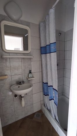 Chorvátsko, Omiš - Duče, štúdiá Marin - štúdio 2, 1/2 - kúpeľňa
