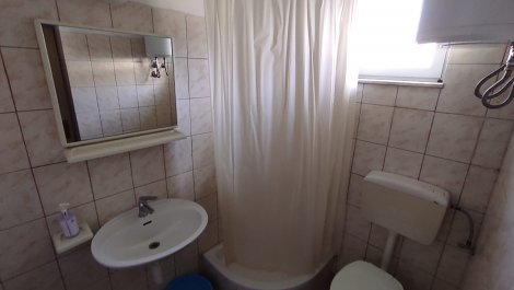 Chorvátsko, Omiš - Duče, štúdiá Marin - štúdio 3, 1/2+1 - kúpeľňa