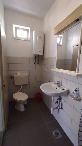 Chorvátsko, Omiš - Duče, štúdiá Marin - štúdio 5, 1/2+1 - kúpeľňa