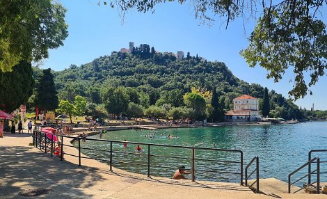 Chorvátsko, ostrov Krk, Omišalj  - Hotel Adriatic a depandance - pláže