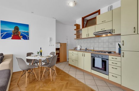 Chorvátsko, Promajna - apartmán Emili - kuchynský kút