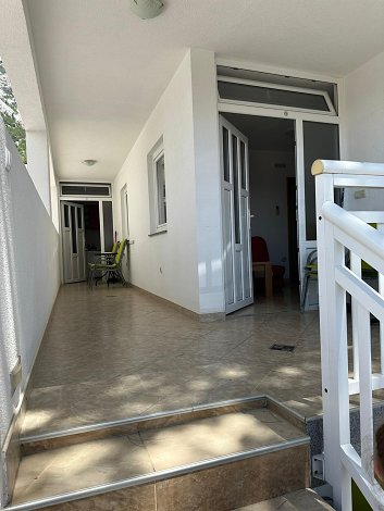 Chorvátsko, Baška Voda, apartmány Antunovič - apt. 1/4+1 - vzadu vidieť terasu, ktoré patrí k tomuto apartmánu