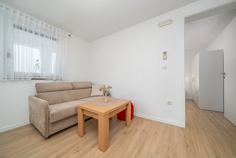 Chorvátsko, Baška Voda, apartmány Antunovič - apt. 1/2+2 na prízemí  s terasou - rozkladací gauč v kuchyni