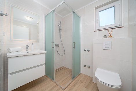 Chorvátsko, Baška Voda, apartmány Antunovič - apt. 1/2+2 na prízemí  s terasou - kúpeľňa