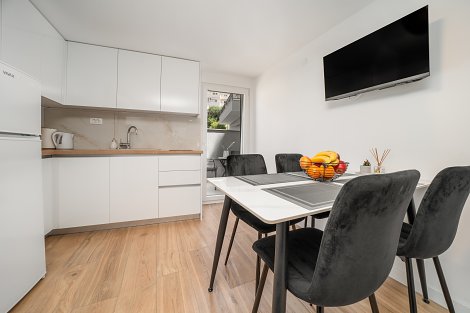 Chorvátsko, Baška Voda, apartmány Antunovič - apt. 1/2+2 na prízemí  s terasou a s balkónom - kuchyňa