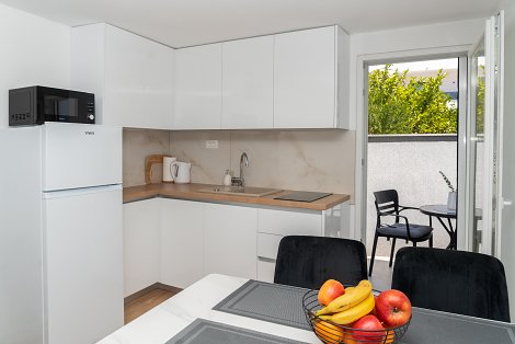 Chorvátsko, Baška Voda, apartmány Antunovič - apt. 1/2+2 na prízemí  s terasou a s balkónom - kuchyňa