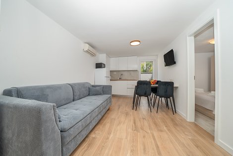 Chorvátsko, Baška Voda, apartmány Antunovič - apt. 1/2+2 na prízemí  s terasou a s balkónom - kuchyňa