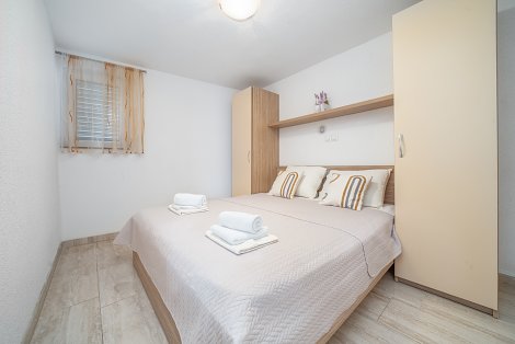 Chorvátsko, Baška Voda, apartmány Antunovič - apt. 1/2+2 na prízemí  s terasou a s balkónom - spálňa