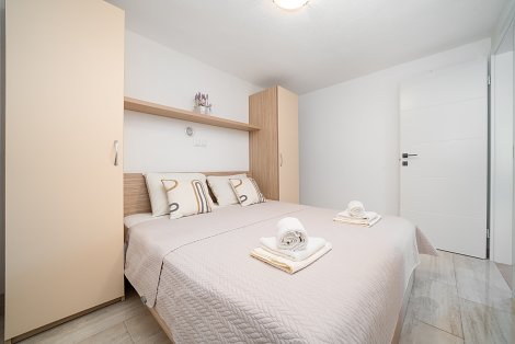 Chorvátsko, Baška Voda, apartmány Antunovič - apt. 1/2+2 na prízemí  s terasou a s balkónom - spálňa