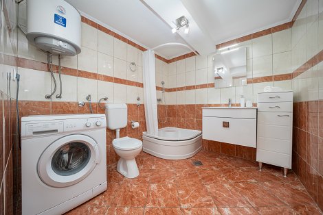 Chorvátsko, Baška Voda, apartmány Antunovič - apt. 1/2+2 na prízemí  s terasou a s balkónom - kúpeľňa