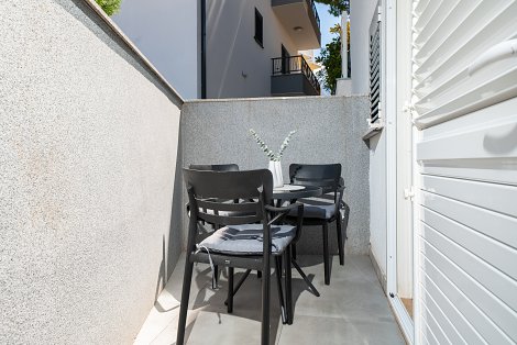 Chorvátsko, Baška Voda, apartmány Antunovič - apt. 1/2+2 na prízemí  s terasou a s balkónom - balkón