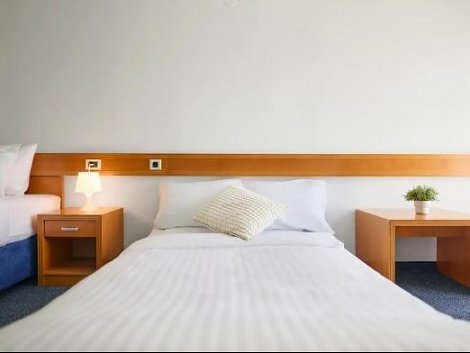 Chorvátsko, poloostrov Istria, Selce - hotel Selce - izba parková strana, s balkónom - izba 2+1 - pohľad na rozkladaciu pohovku 130 x 190 cm pre max. 2 deti do 12 rokov