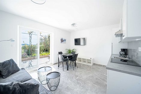 Chorvátsko, Vodice, apartmán Tedoris - 1/4 č. 1 - kuchyňa prepojená s obývacou časťou