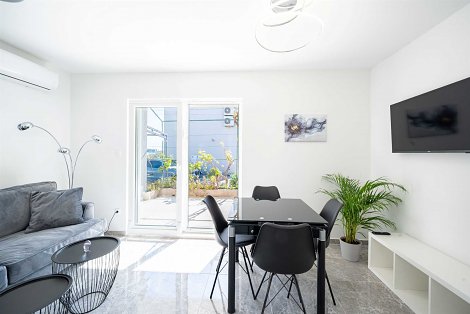 Chorvátsko, Vodice, apartmán Tedoris - 1/4 č. 1 - kuchyňa prepojená s obývacou časťou